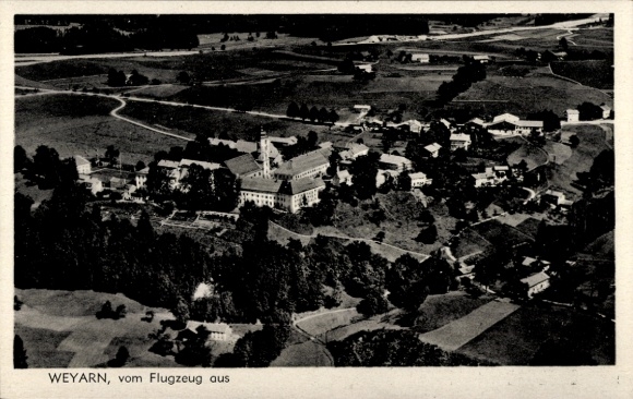 Ak Weyarn Oberbayern, Luftaufnahme von  ländliche Umgebung, Gebäude, Baumlandschaft