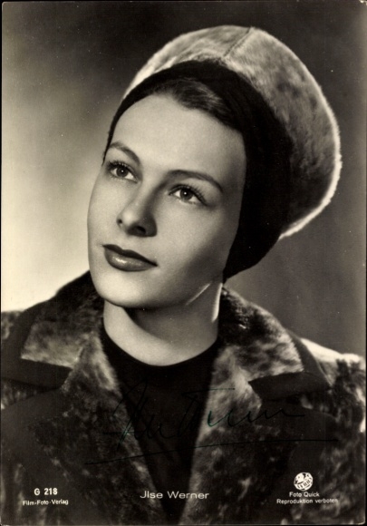 Ak Schauspielerin Ilse Werner, Portrait mit Pelzkappe, Mantel, Film Foto Verlag G 218, Autogramm