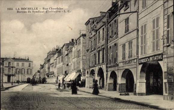 Ak La Rochelle Charente Maritime, Straße mit Häusern, Menschen in n Kleidern, Syndicat d'initiati