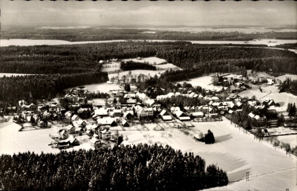 Ak Königsfeld im Schwarzwald Baden, Luftaufnahme von Königsfeld, verschneite Landschaft, mehrere 