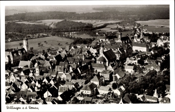 Ak Dillingen an der Donau , Luftaufnahme, Stadtansicht, viele Häuser, ländliche Umgebung,  Gebäud