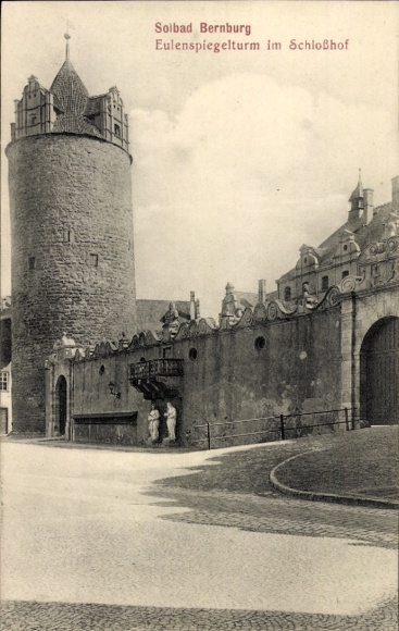 Postcard Bernburg an der Saale, Eulenspiegel Tower, castle courtyard, architecture