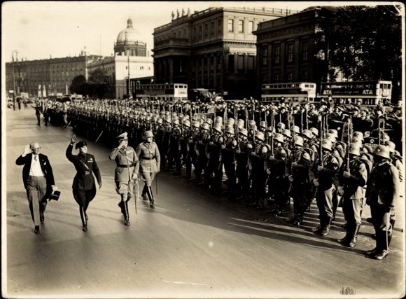 Foto Berlin, Soldaten in Aufstellung, Kompanie wird abgeschritten, Fotograf H. Wolter