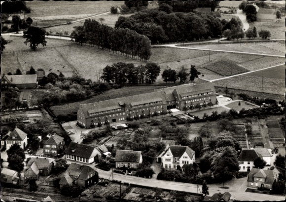 Ak Neuenkirchen Vörden, luchtfoto, zicht op een langwerpig bakstenen gebouw