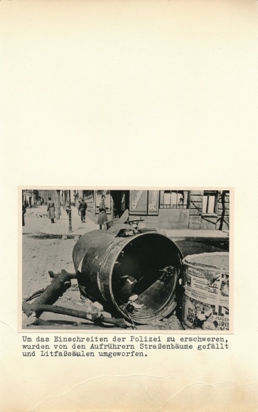 Foto Barrikaden, gefällte Straßenbäume, umgeworfene Litfaßsäule, Schutzpolizei, Aufrührer