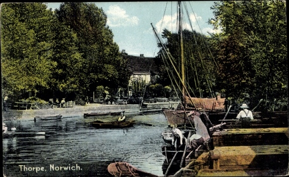 Ak Norwich Norfolk England, Idyllischer Wasserweg, Boote, Menschen am Ufer, Bäume, Gebäude im ...