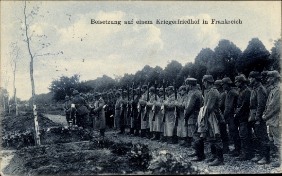 Ak Beisetzung auf einem Kriegerfriedhof in Frankreich, Soldaten