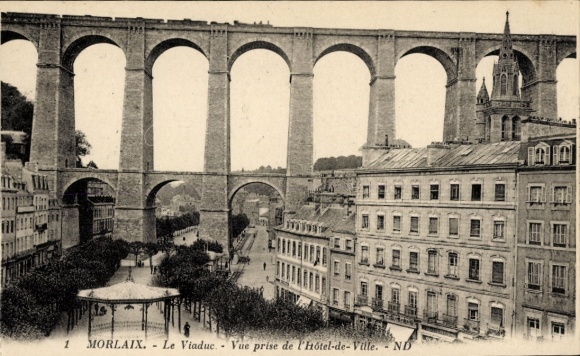 KP Morlaix Finistère, wiadukt widok z Hôtel-de-Ville, widok na miasto, drzewa