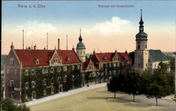 Ak Riesa an der Elbe Sachsen, Rathaus mit Klosterkirche, historische Architektur, grünes Umfeld