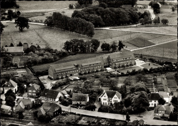 Ak Neuenkirchen Vörden, luchtfoto, zicht op een langwerpig bakstenen gebouw