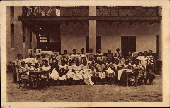 Ak Nigeria, Ouvroir de Jeunes Filles chretiennes, naaikamer, groepsfoto, meisjes met handwerk