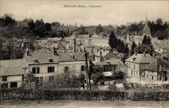 Ak Broglie Eure, panoramisch uitzicht op huizen, bomen, kerk