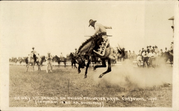 Photo Postcard Cheyenne Wyoming USA, Cheyenne Frontier Days 1931, Rodeo, Dewey McDonald, horse Skidoo