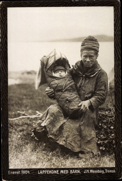 Postcard Lappekone med Barn, traditional costumes of Lapland, woman with baby