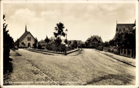 Ak Middelharnis Südholland, Bouwmeesterplein, Chr. Geref. Kirche, Straßenansicht, Bäume, Häuser