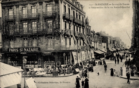 CPA Saint-Nazaire Loire Atlantique, La rue de Nantes à l'intersection de la rue Amiral-Courbet