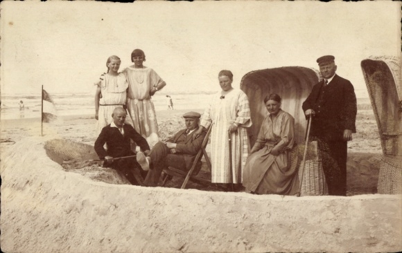 Photo Postcard North Sea resort Wangerooge, bathers on the beach, group photo, sandcastle, beach chairs