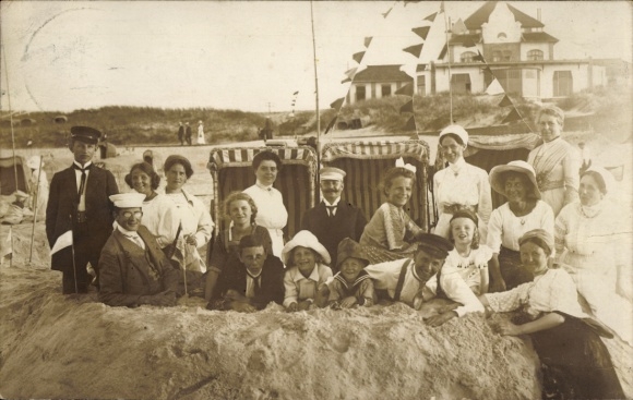 Photo Postcard North Sea resort Wangerooge, bathers on the beach, group photo, beach chairs