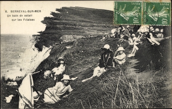 Postcard Berneval sur Mer Seine Maritime, un bain de soleil sur les Falaises