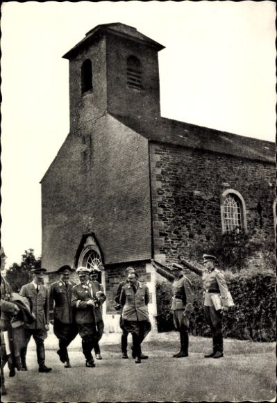 Ak Le Brûly Couvin Wallonië Namen, Hitler, Göring en l'Etat-Major Allemand, Eglise