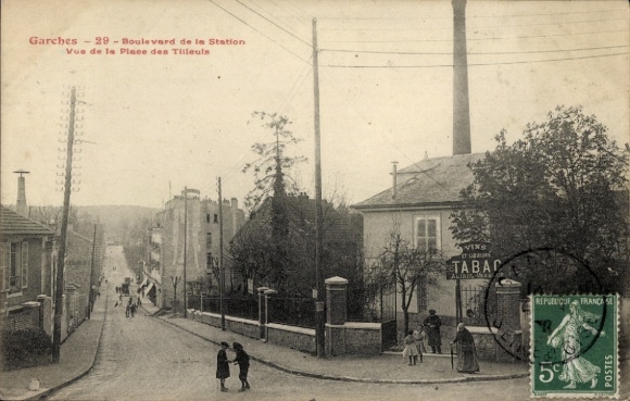 Postcard Garches Hauts de Seine, Boulevard de la Station, Place des Tilleuls, building with tobacco shop...