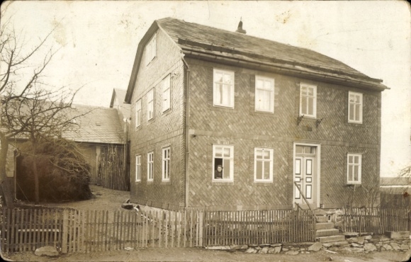 Photo Postcard Lichtentanne Saxony, shingled house, woman at the window