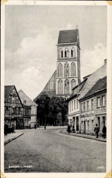Ak Anklam in Mecklenburg Vorpommern, Straßenpartie, Kirche