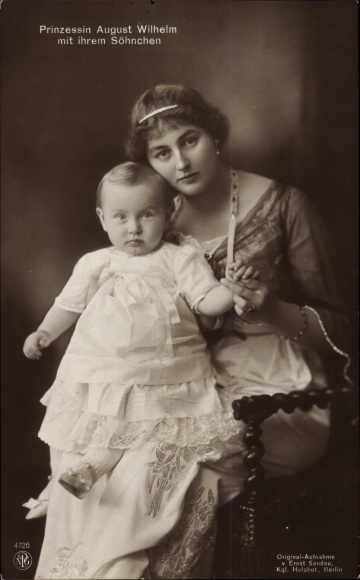 Ak Alexandra Viktoria von Schleswig Holstein Sonderburg Glücksburg mit Sohn, Ehefrau August Wilhelm