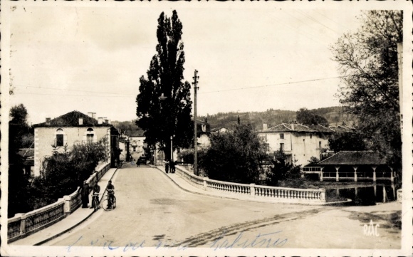 Postcard Saint Pardoux la Riviere Dordogne, Place du Quartier de la Grave