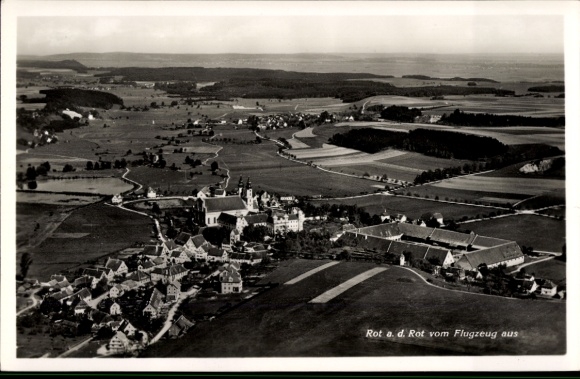 Ak Ellwangen Rot an der Rot Württemberg, Luftaufnahme von  ländliche Landschaft, Kirche sichtbar