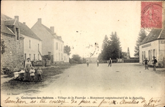 CPA Coulonges les Sablons Gervais des Sablons Orne, Village de la Fourche, Monument