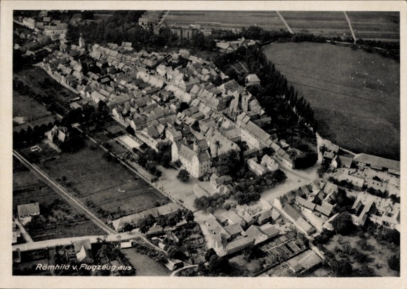 Ak Römhild in Thüringen, Luftaufnahme von  Häuser, Straßen, Landschaft