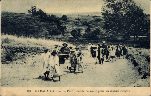 AK Madagaskar, Le Pere Lhande auf dem Weg in ein abgelegenes Viertel