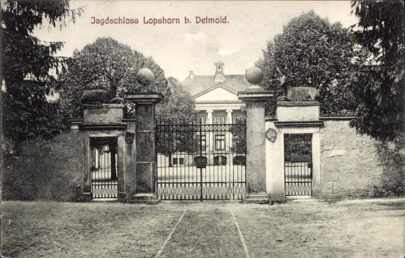 Ak Detmold am Teutoburger Wald, Jagdschloss Lopshorn, Eingangstor, große Bäume,  Architektur