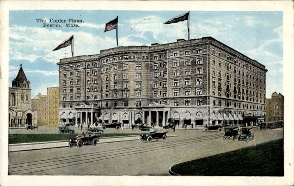 Ak Boston Massachusetts USA, Copley Plaza Hotel, Amerikaanse vlaggen, oude auto's