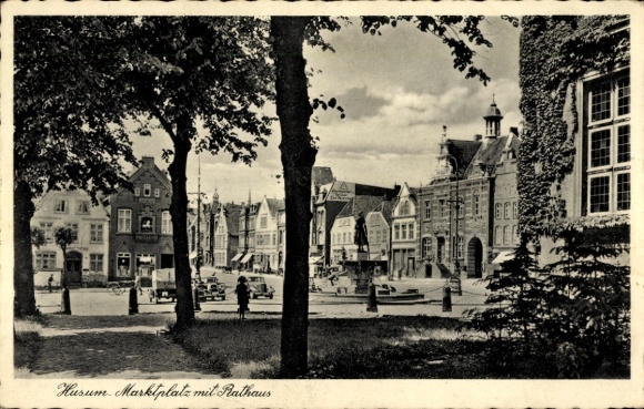 Ak Husum in Nordfriesland,  Marktplatz, Rathaus,  Gebäude, Bäume, Menschen
