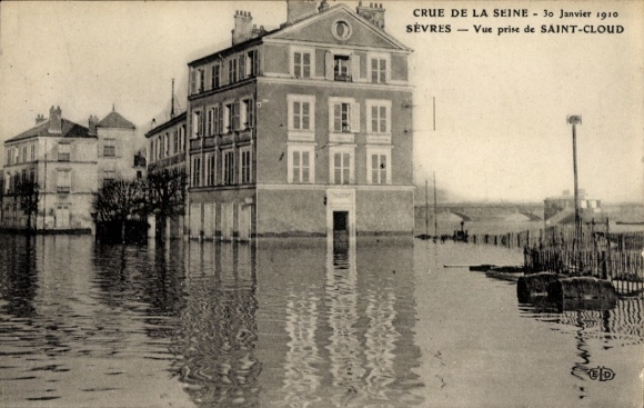 Postcard Sèvres Hauts de Seine, flood of the Seine, date: January 30, 1910, view from Saint-Cloud