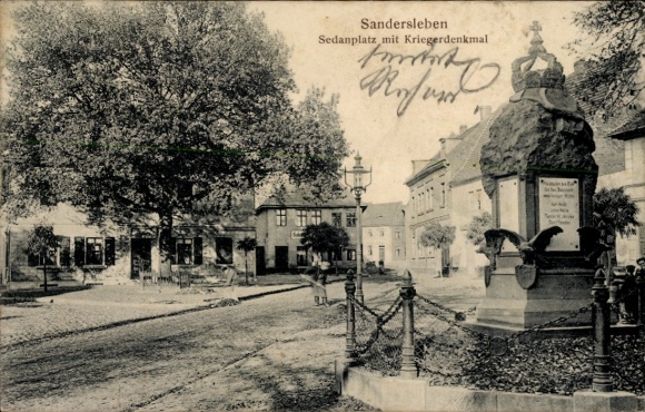 Ak Sandersleben in Anhalt, Sedanplatz met oorlogsmonument,