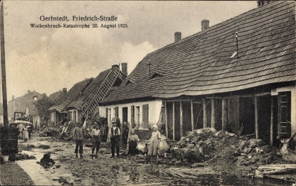 Ak Gerbstedt im Harzvorland,  Friedrich-Straße, Wolkenbruch-Katastrophe, Menschen auf der Straße