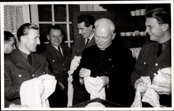 Photo Postcard Otto Bennemann, Minister of the Interior of Lower Saxony, when rinsing, Bundeswehr soldiers