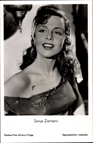 Postcard Actress Sonja Ziemann as a thief from Baghdad, portrait, earrings