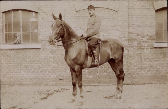 Foto Ak Französischer Soldat in Uniform zu Pferd, I WK