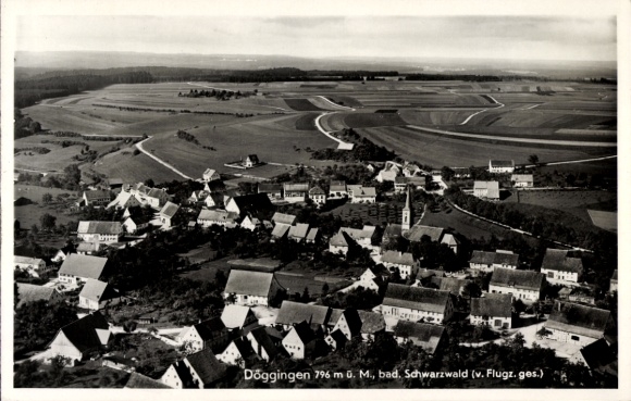 Ak Döggingen Bräunlingen in Baden Württemberg, luchtfoto van het Zwarte Woud, veel huizen, Lands