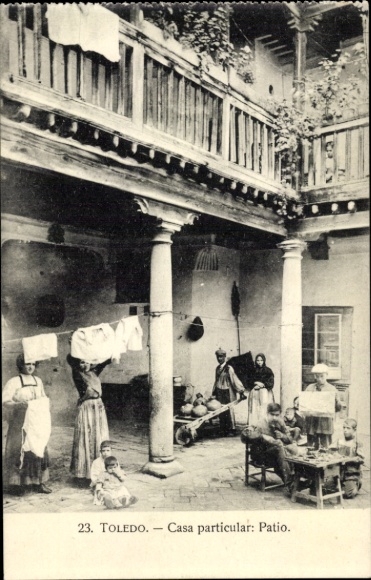 Ak Toledo Kastilien La Mancha Spanien, Hof einer Casa particular, Kleidung zum Trocknen, Gruppen 