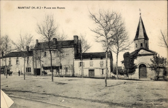 KP Nantiat Haute Vienne, Place des Vignes, domy, kościół, nagie drzewa