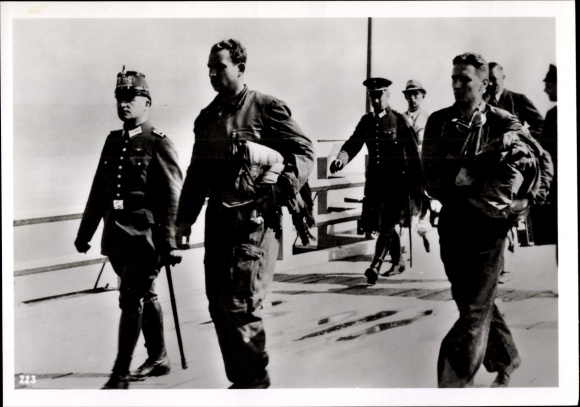 Photo H. Hoffmann, Polish military aviators, German policeman, August 1939