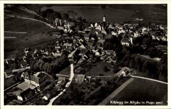 Ak Kißlegg im Allgäu, Luftaufnahme von  Umgebung,  Architektur