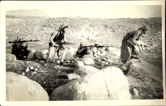Foto Ak Iran, Komalah, Krieger mit Maschinengewehr, Panzerfaust