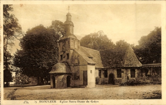 Ak Honfleur Calvados, Eglise Notre-Dame de Grâce,  Kirche, Bäume im Hintergrund