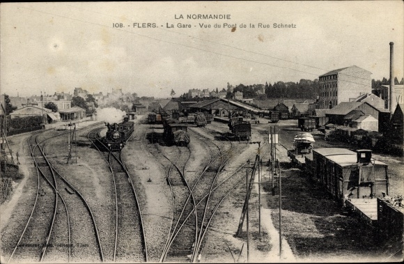 Postcard Flers Orne, La Gare, Vue du Pont de la Rue Schnetz, station and railway facilities, steam locomotive